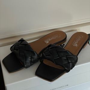 L’intervalle Black Woven Sandals